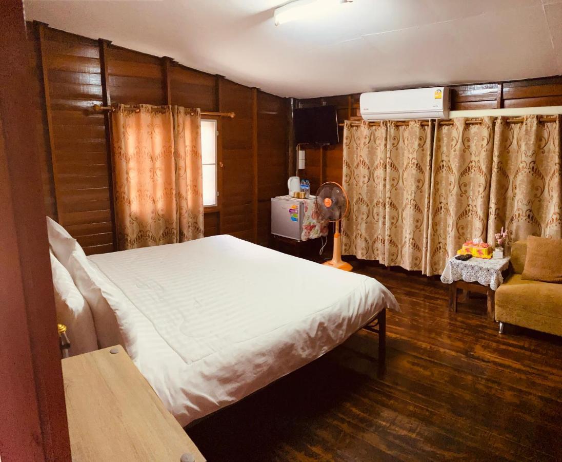 Banthai Guesthouse Phetchaburi Bagian luar foto