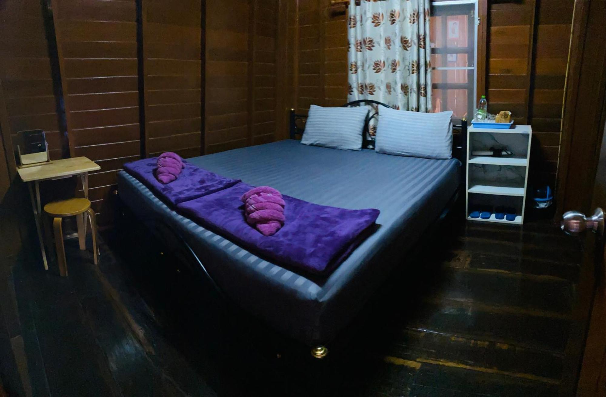 Banthai Guesthouse Phetchaburi Bagian luar foto