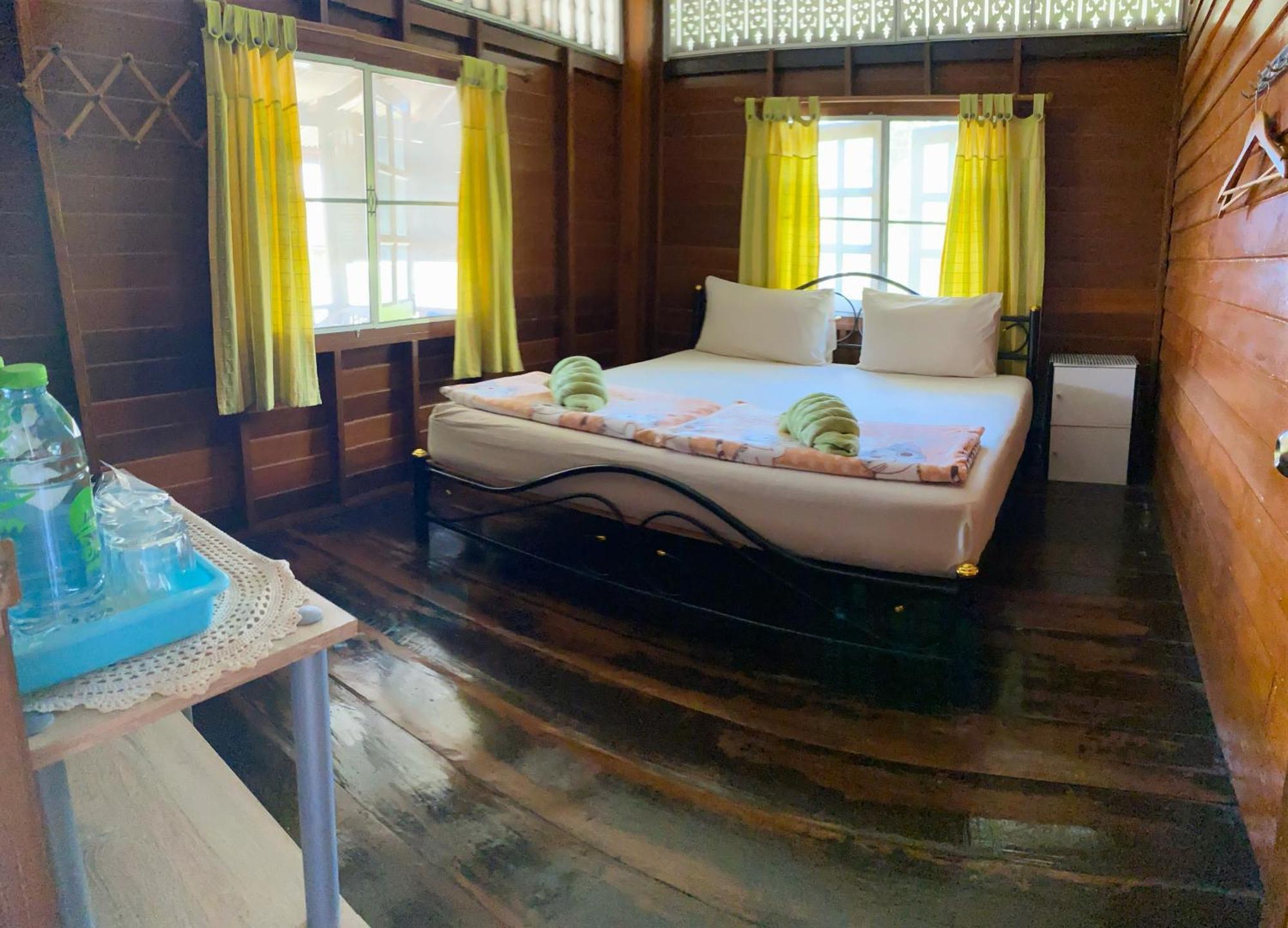Banthai Guesthouse Phetchaburi Bagian luar foto