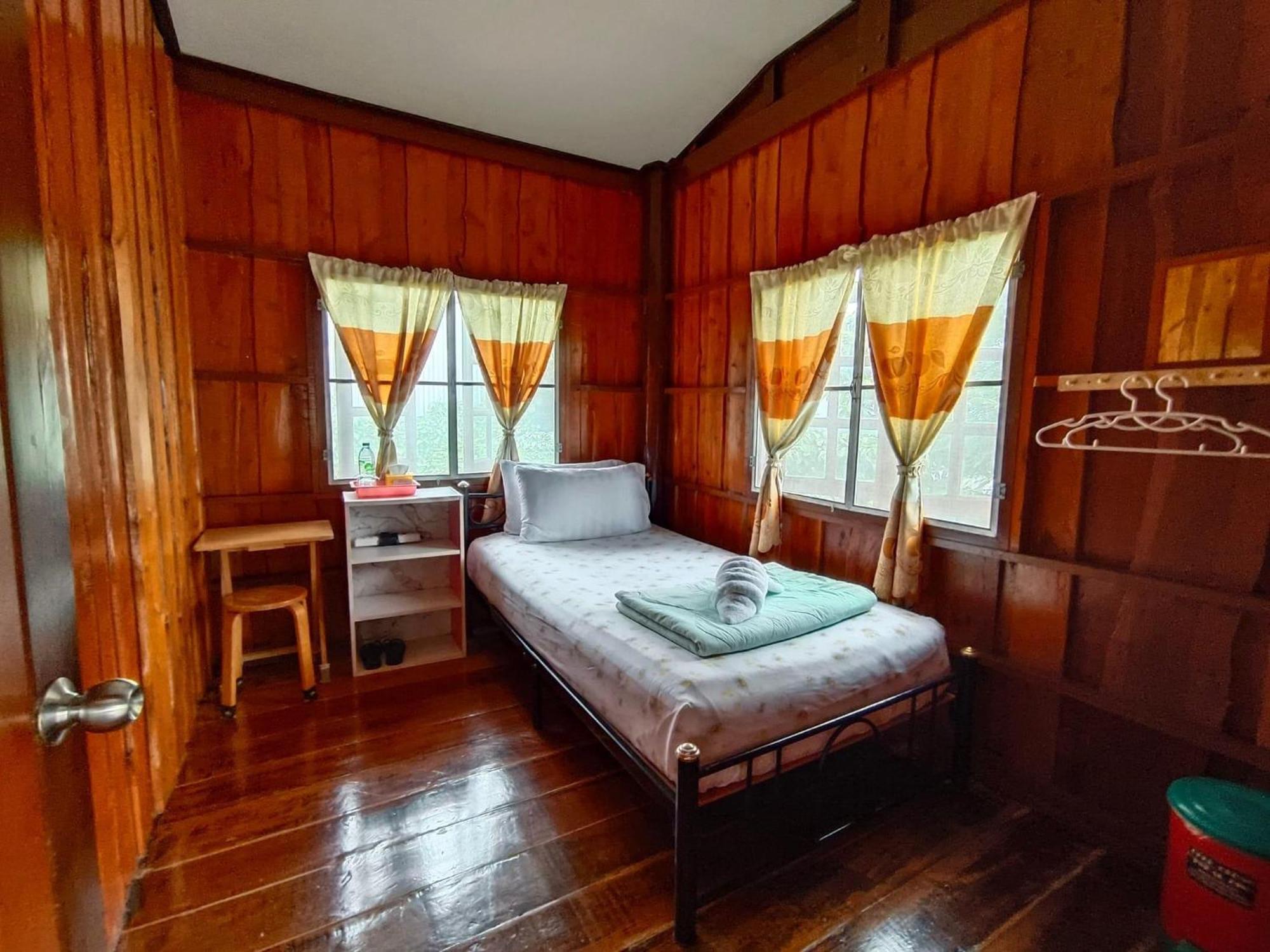 Banthai Guesthouse Phetchaburi Bagian luar foto