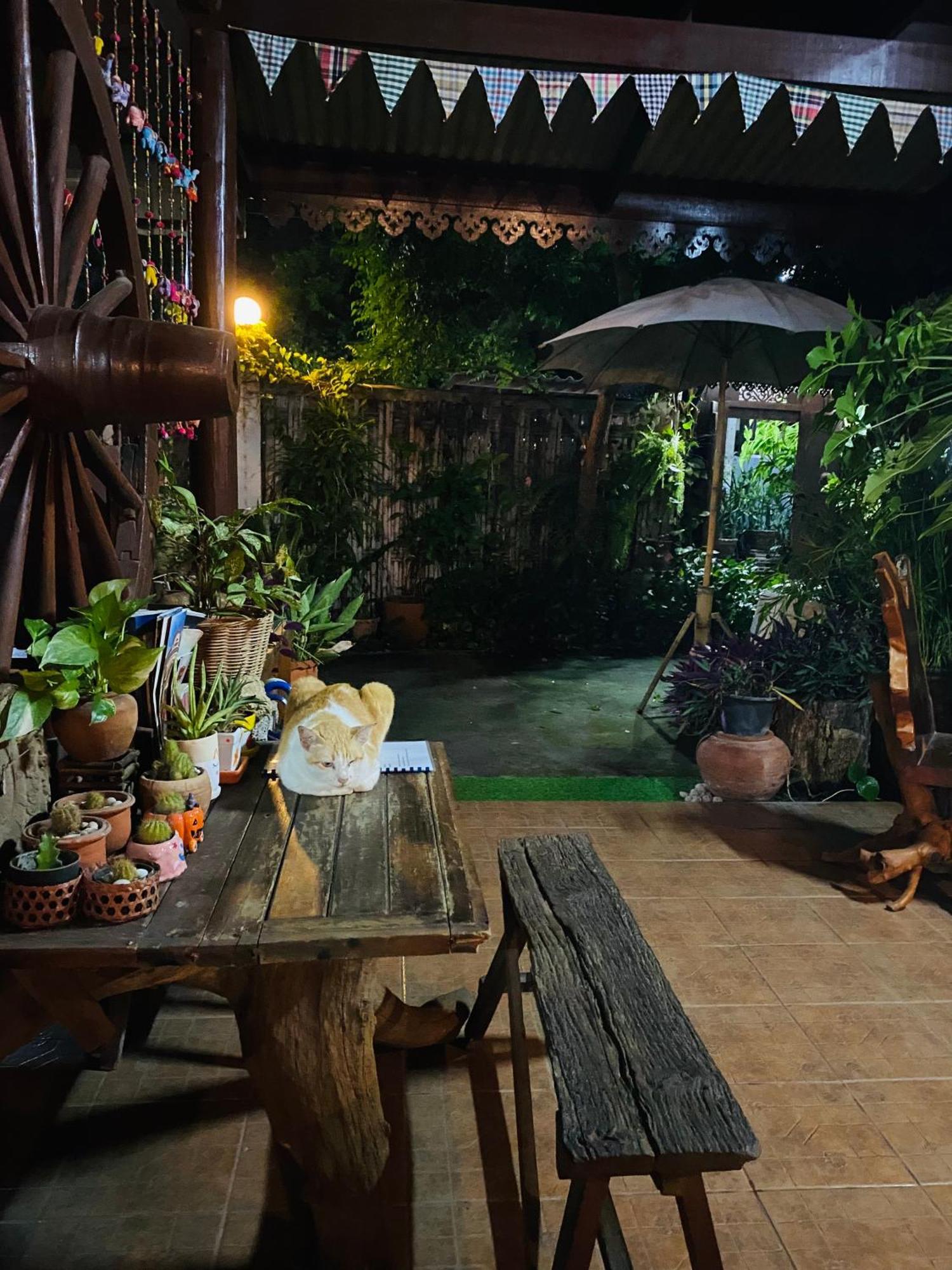 Banthai Guesthouse Phetchaburi Bagian luar foto